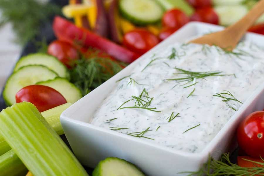 Veggie dips con salsa de yogurt a las finas hierbas